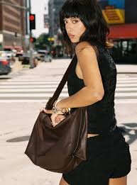 Stylish black shoulder bag for everyday use